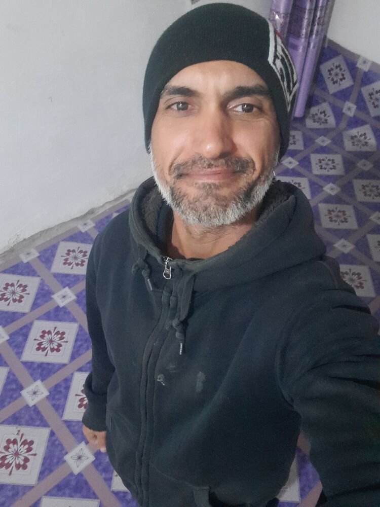  25039842  Ali, 43 ,    
