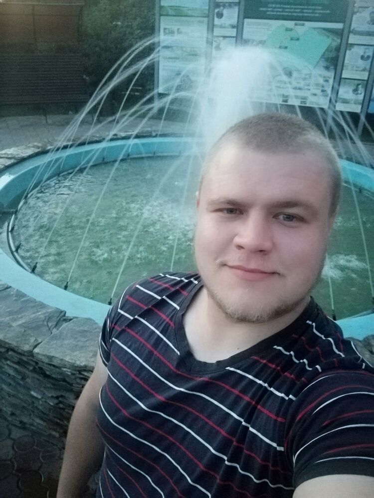  28403372  Denis, 27 ,    