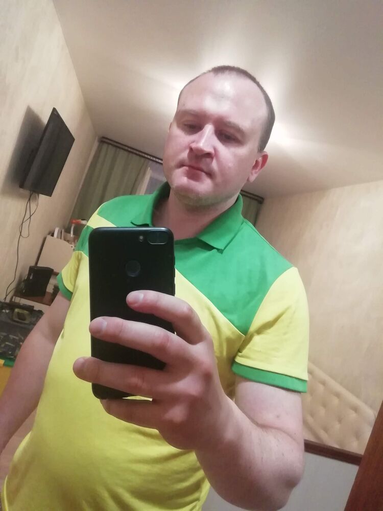  48977142  Alexander, 22 ,    