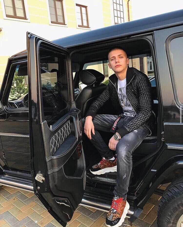  23980742  Roman, 24 ,    