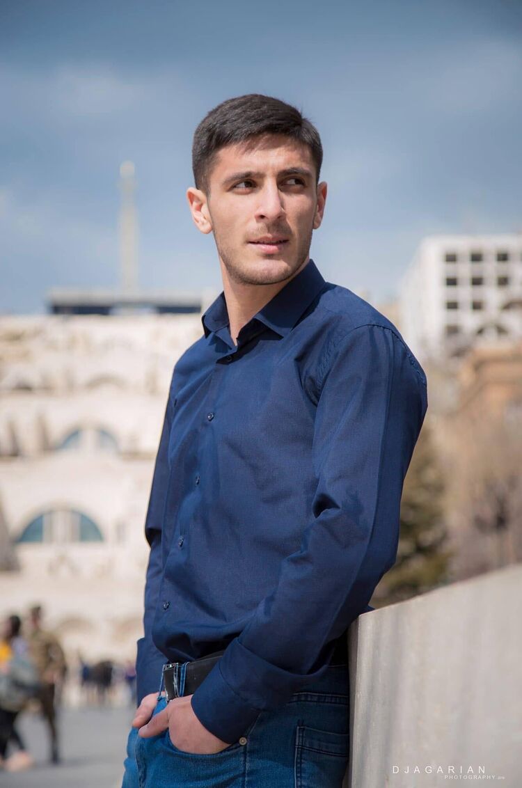  37406352  Arman, 32 ,    