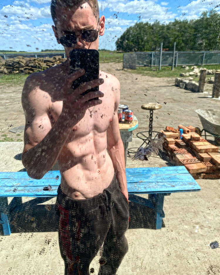  27716432  Vlad, 24 ,    