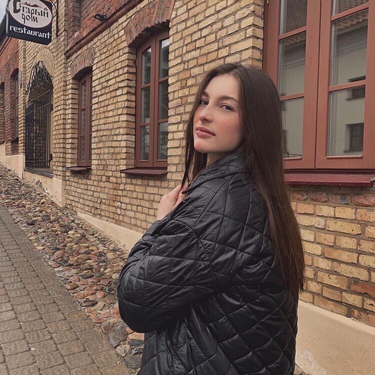  ,   Victoria, 21 ,  