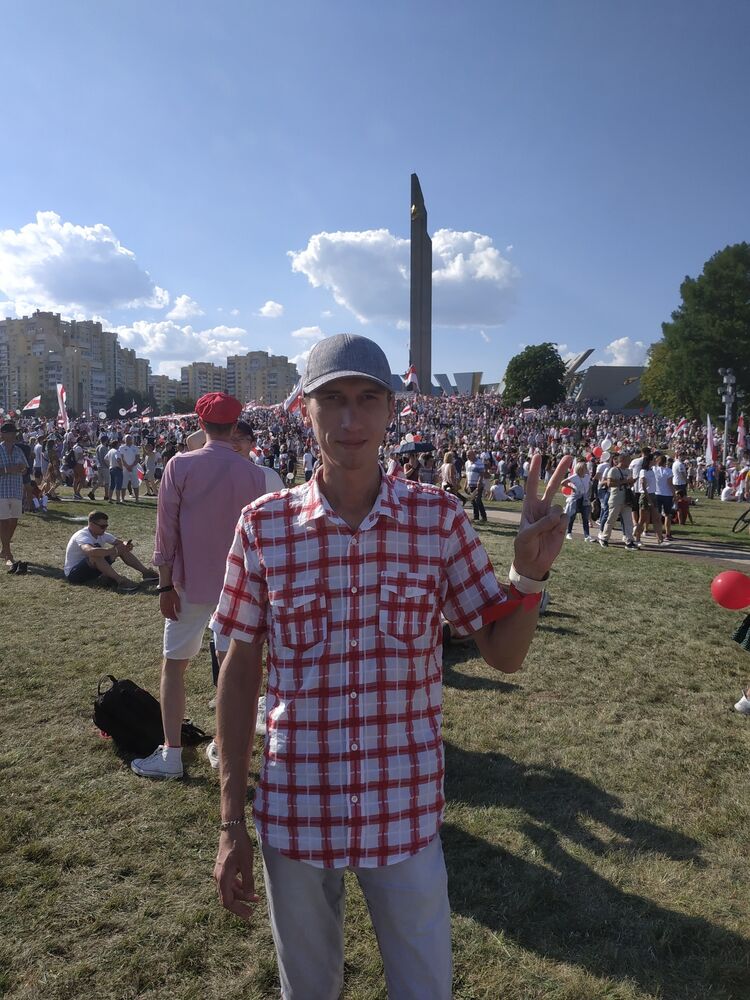  37781762  Artjom, 34 ,    