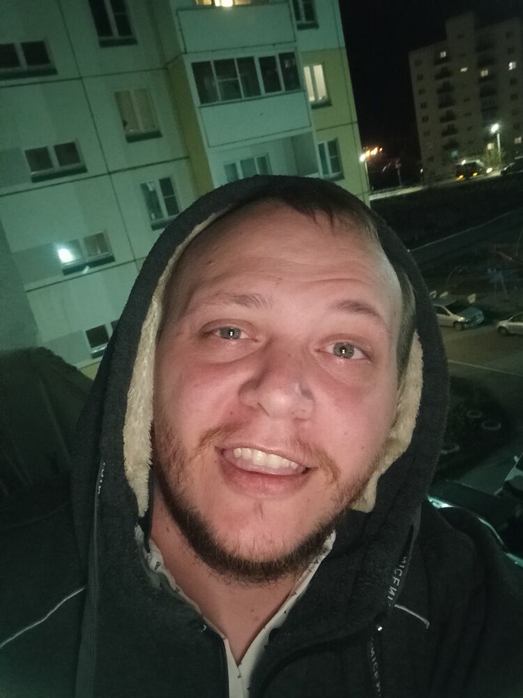  51526862  Lucker, 32 ,    