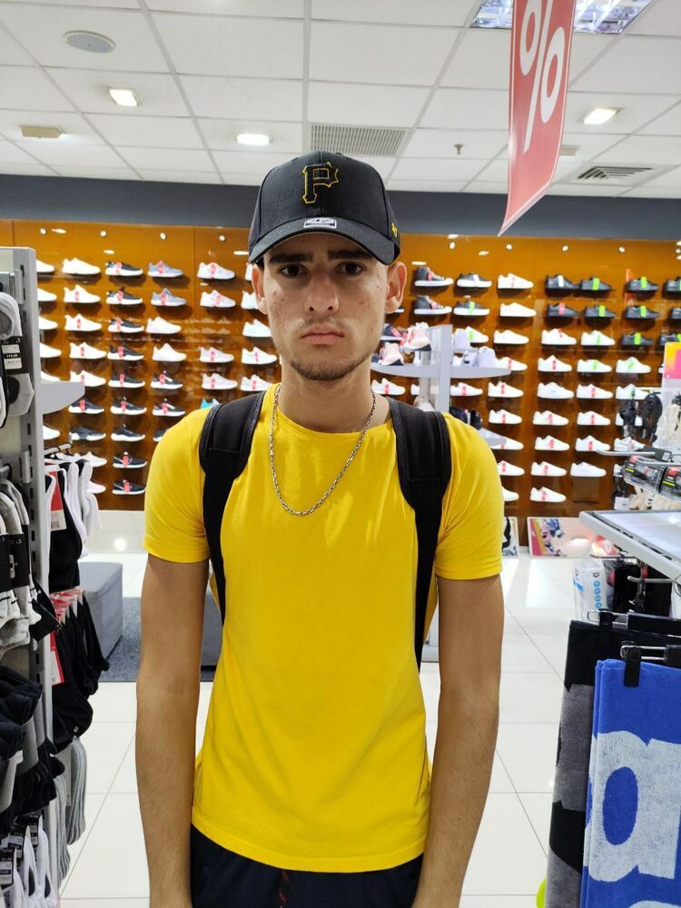  24000142  Valik, 22 ,    