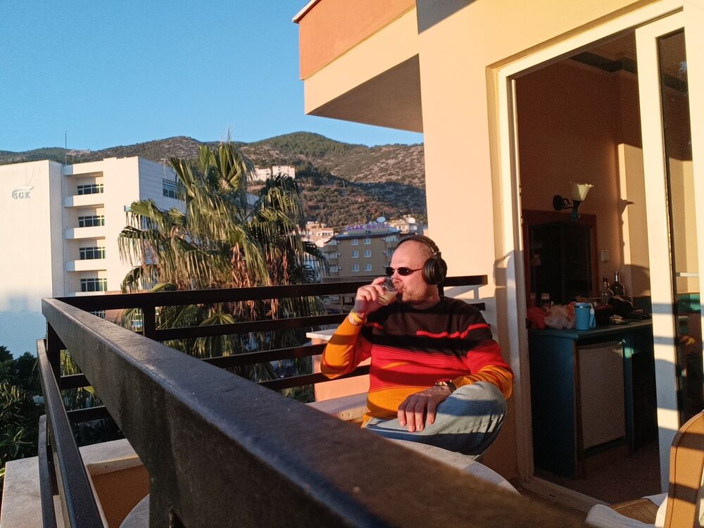  48204232  John, 44 ,    -