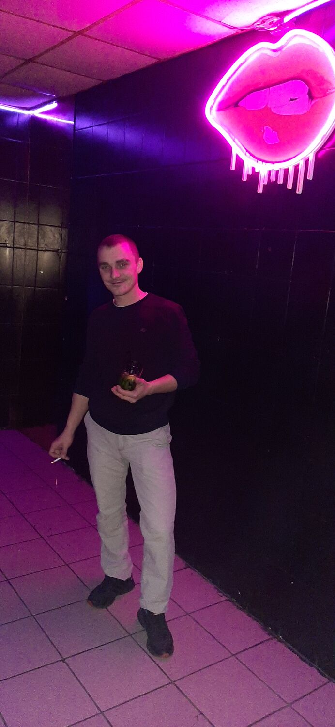  30806682  Viktor, 32 ,    