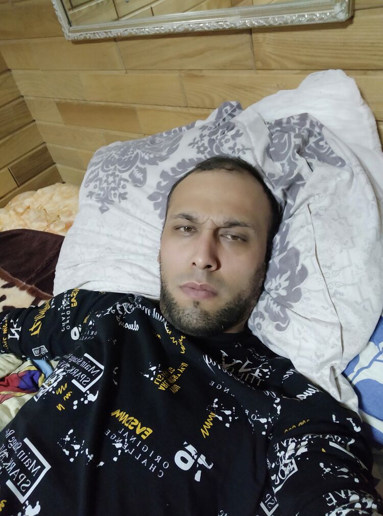  31252572  Artur, 35 ,    