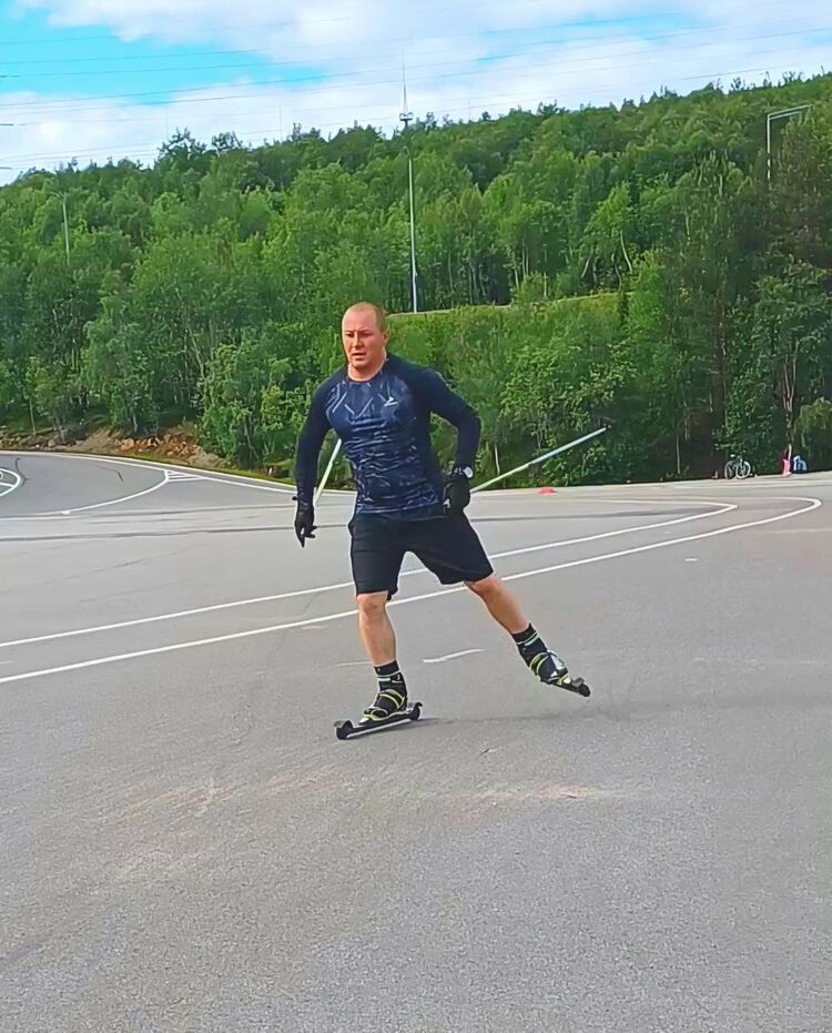  53885252  Nicolas Kim, 33 ,    