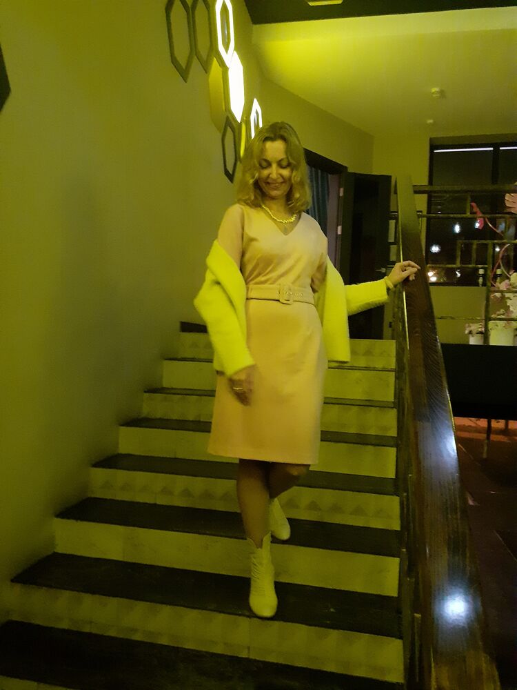  ,   Lara, 48 ,   c 