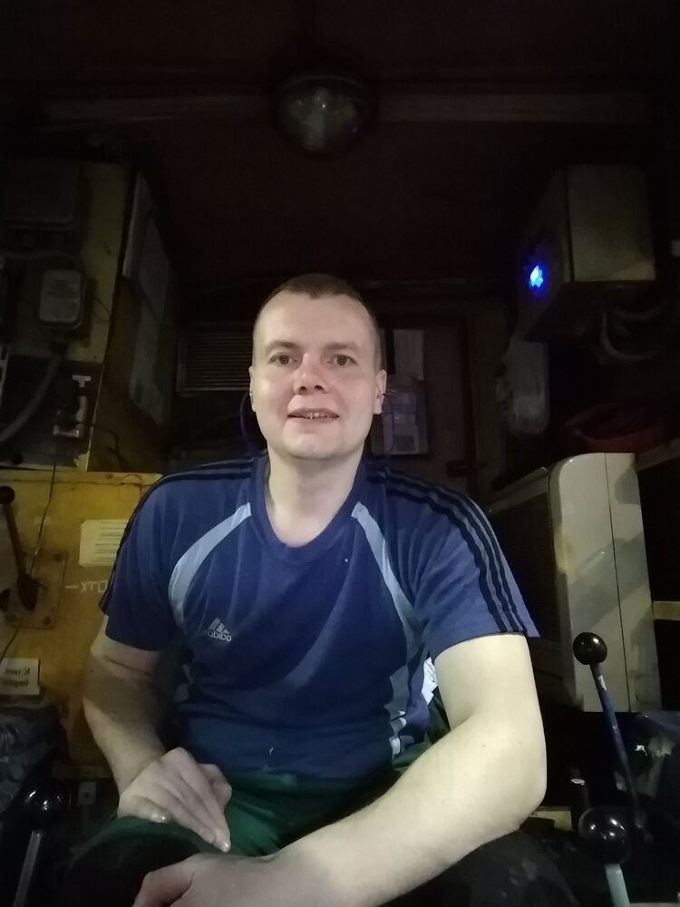  40133512  Ivan, 37 ,    