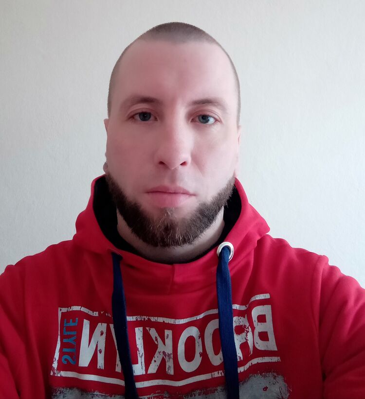  24975042  Artur, 37 ,    Praha