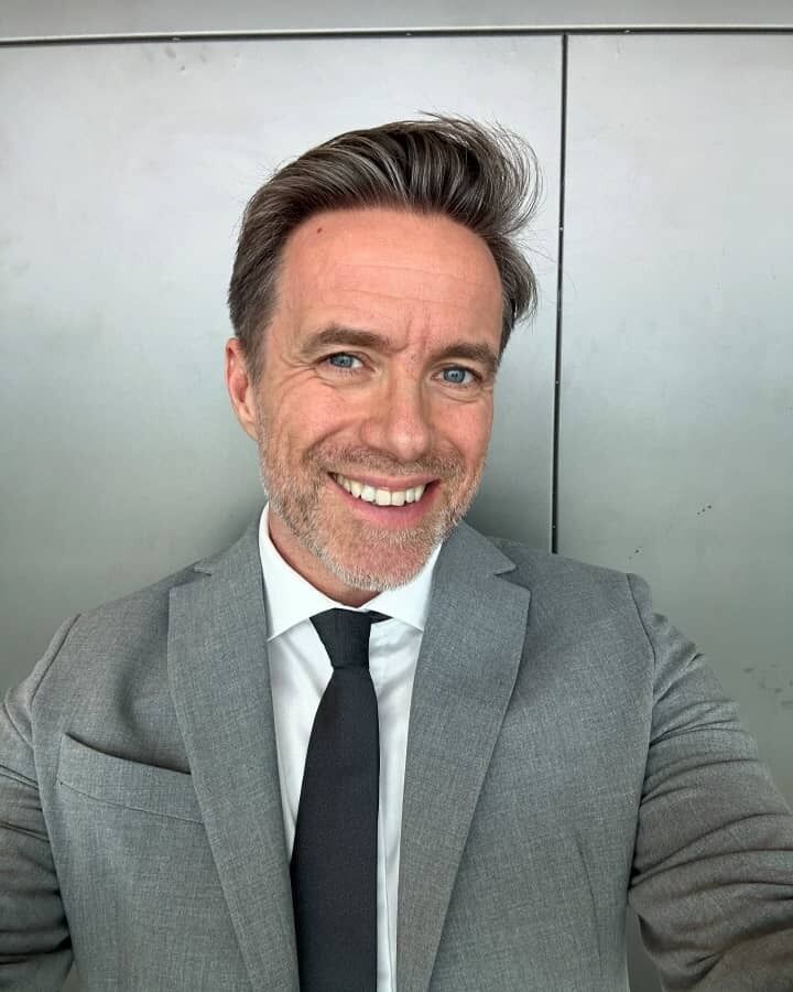  48963432  Aleksandr de, 61 ,    