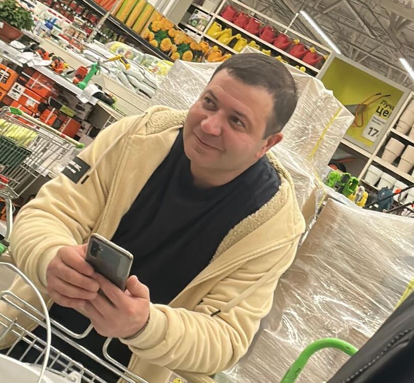  34131742  Artur, 41 ,    