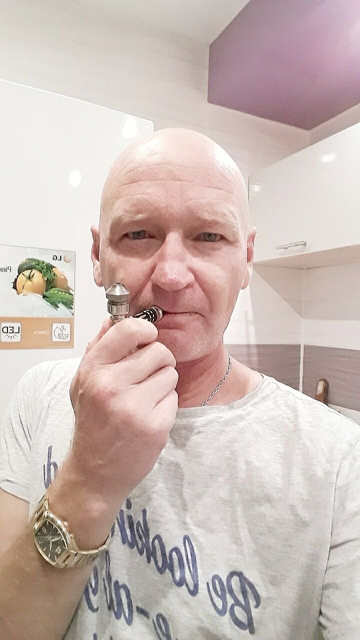  23387322  Anton, 54 ,    