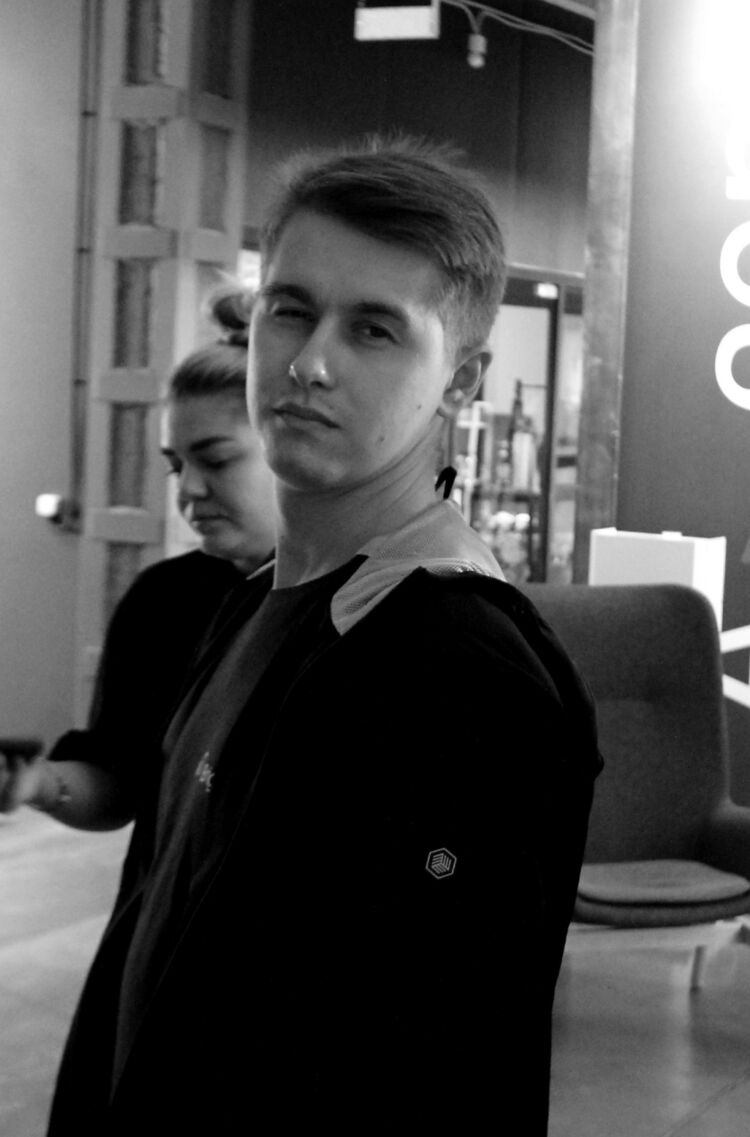  27673632  Alex, 32 ,    --