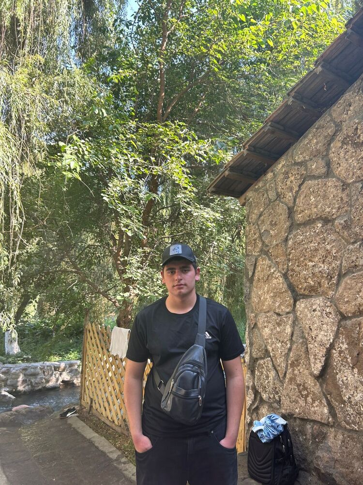  53270522  Artyom, 20 ,    