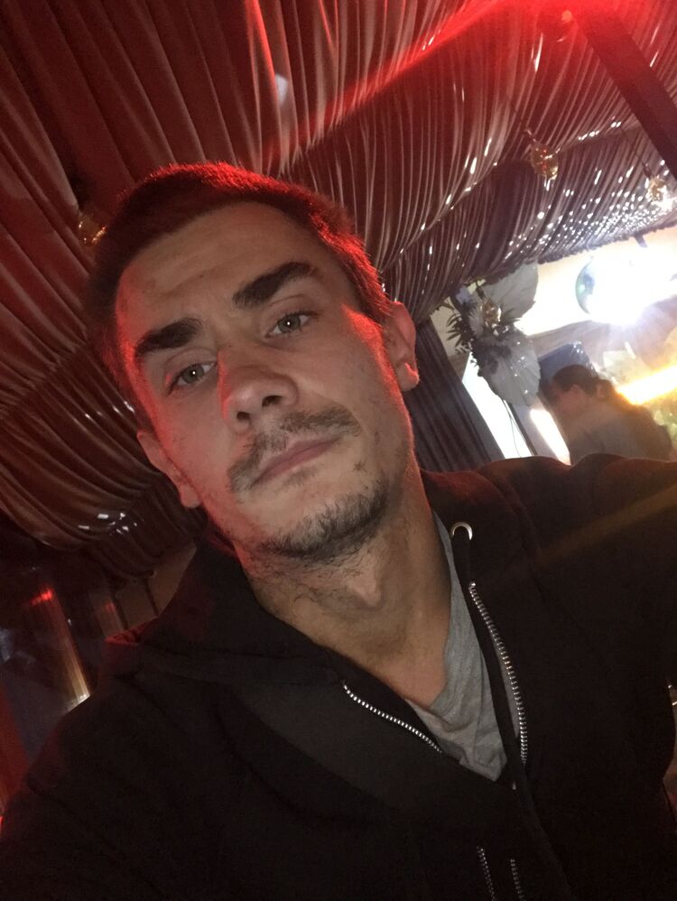  48680472  Denys, 27 ,    