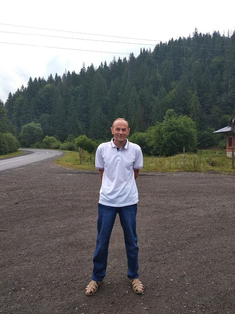  20024572  Viktor, 54 ,    