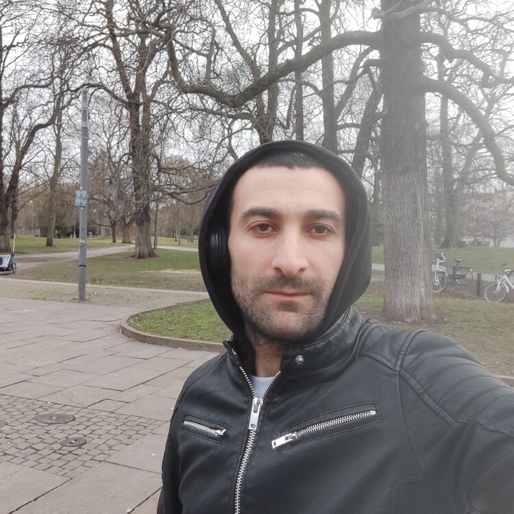  32754872  Irakli, 35 ,    