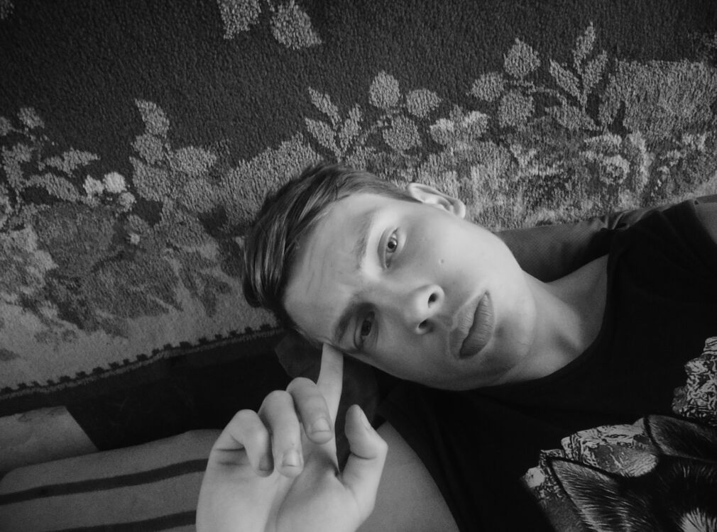  25459732  Denis, 22 ,    