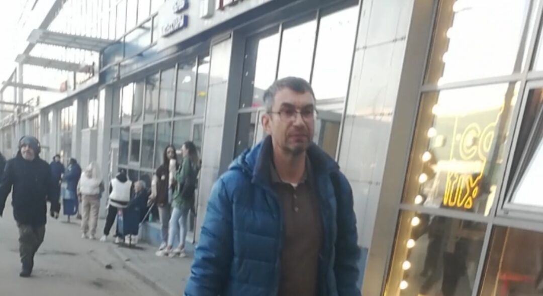  42160872  Anton, 42 ,    
