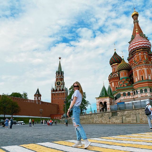 Инстаграм москве москва. Встреча с Москвой 2 класс. Встреча в Москве. Москва Нерезиновая.