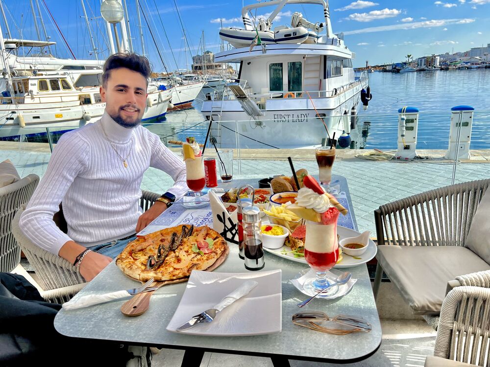  54095432  Jassem, 27 ,    