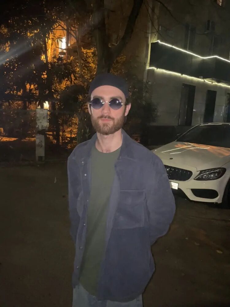  38403212  V Akirtava, 27 ,    