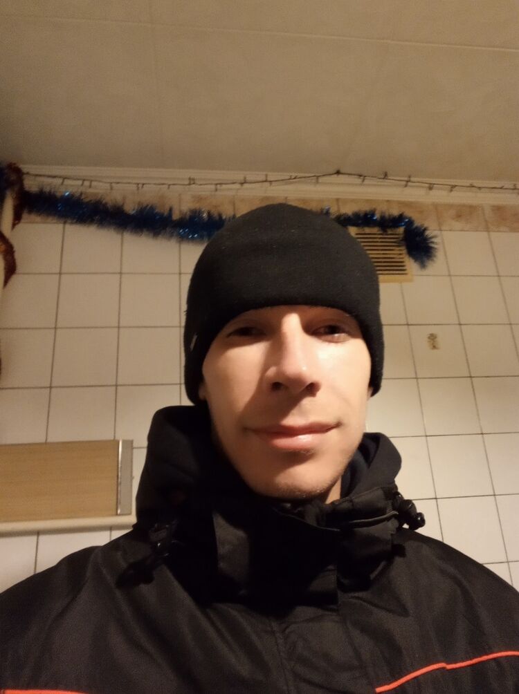  18728962  Alex, 37 ,    