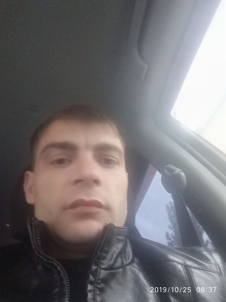  19205582  Ivan, 40 ,    