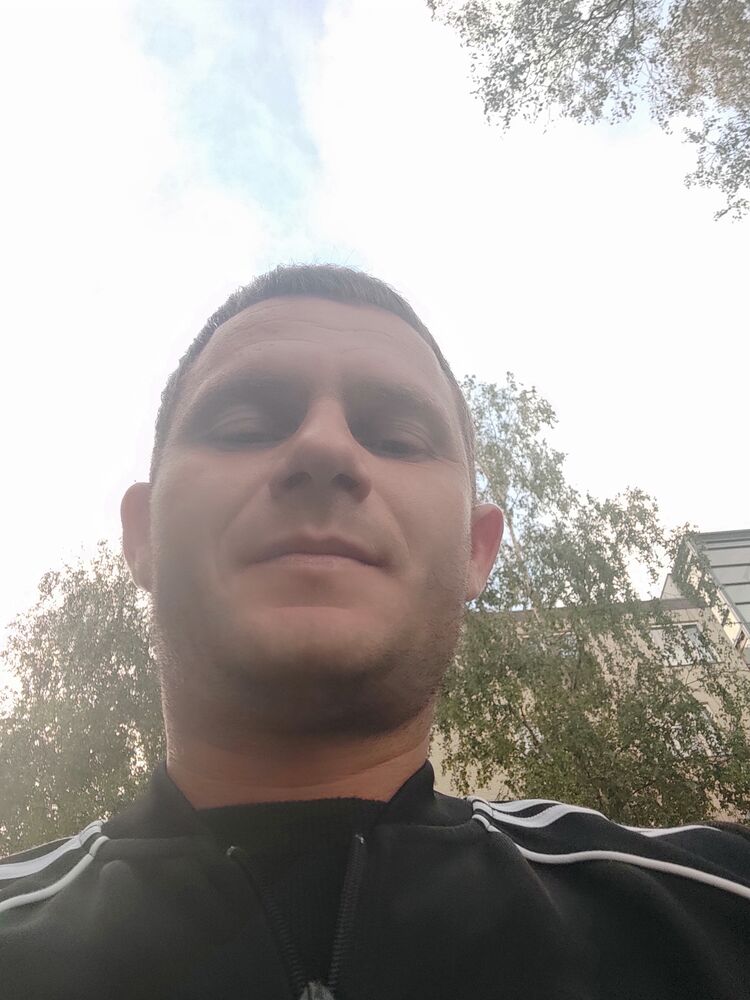  38153842  Viktor, 37 ,    