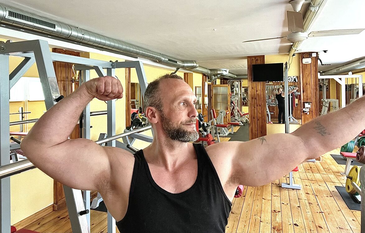  43043802  Ruslan, 44 ,    
