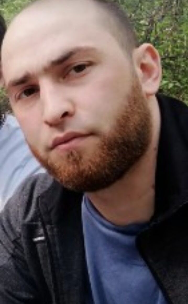 Мужчина разговаривает по телефону. Колл центр. Колл центр мужчина. Man contact. Contact.