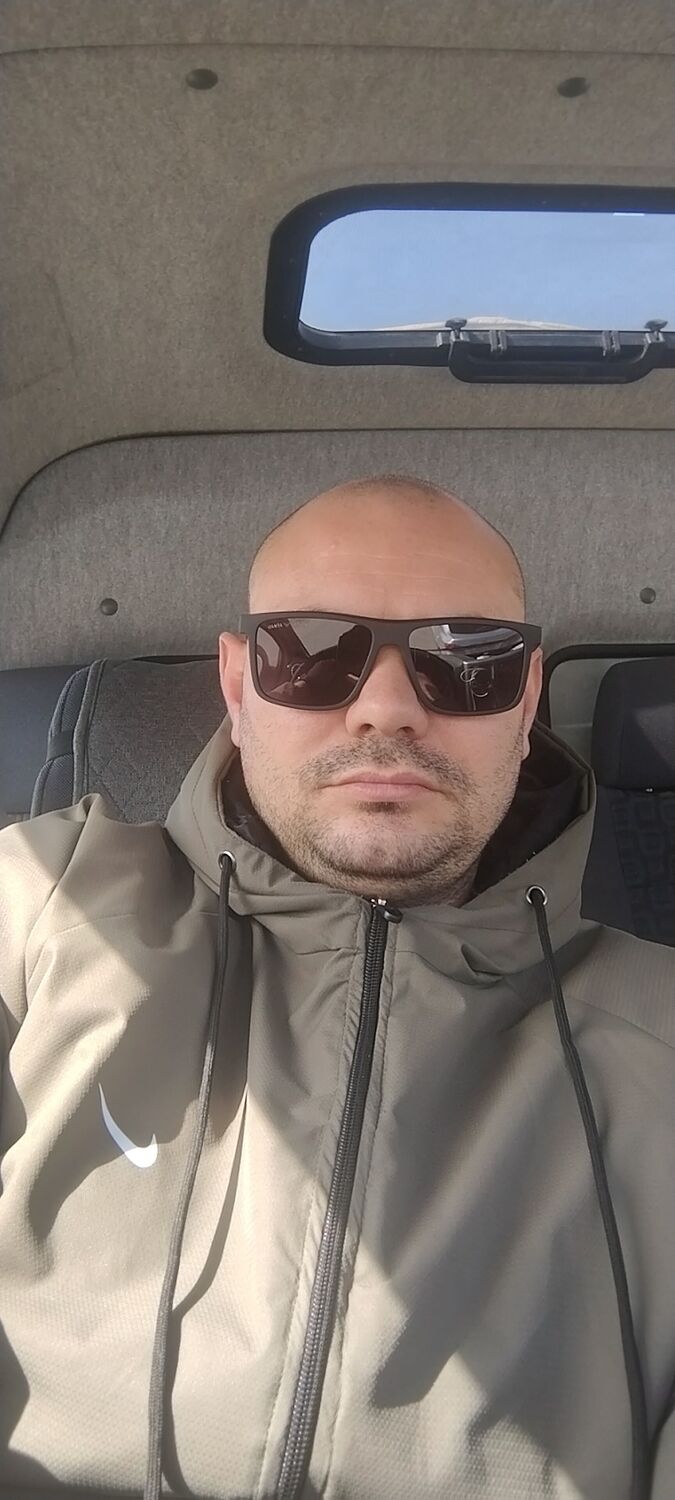  52386042  Artur, 40 ,    