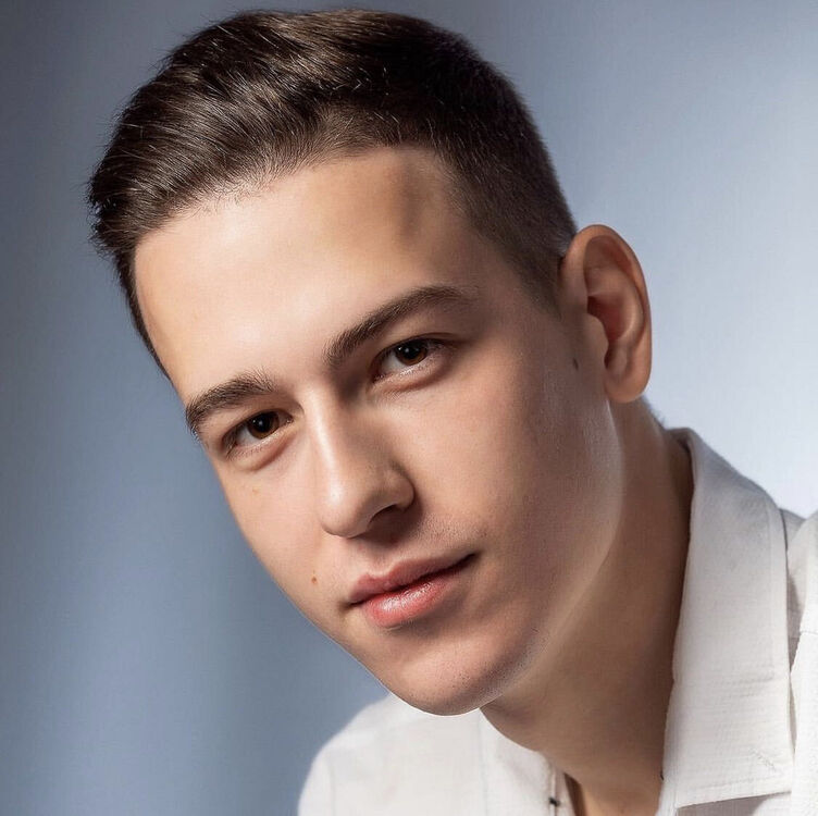  27271282  Octavian, 26 ,    