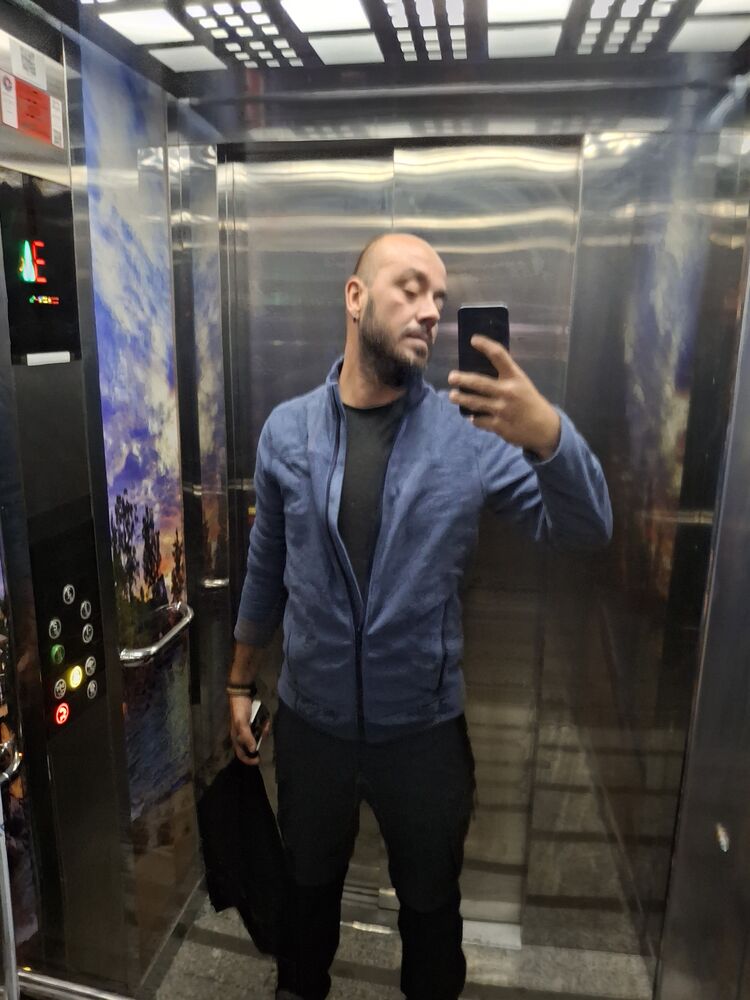  48098002  Yigit, 40 ,    