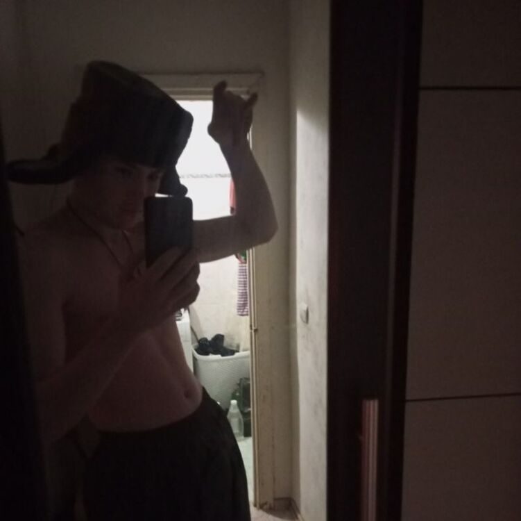  40703442  Egor, 20 ,    