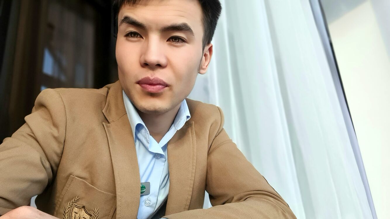  41518832  , 32 ,    Anna