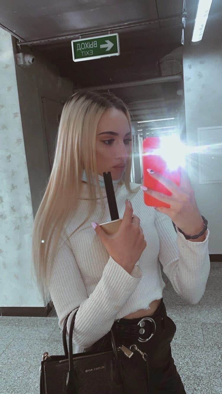  ,   Emily, 21 ,   c 