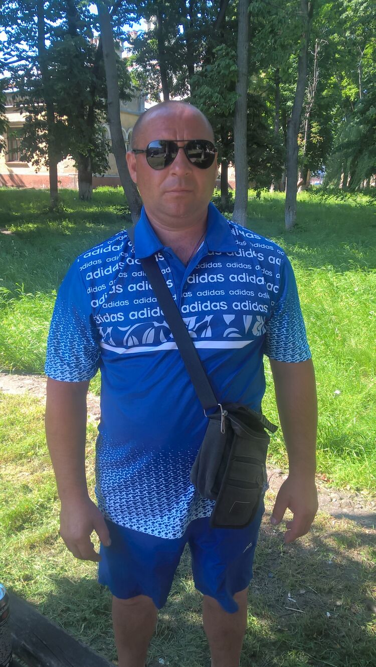  23540412  Nikolau, 42 ,    