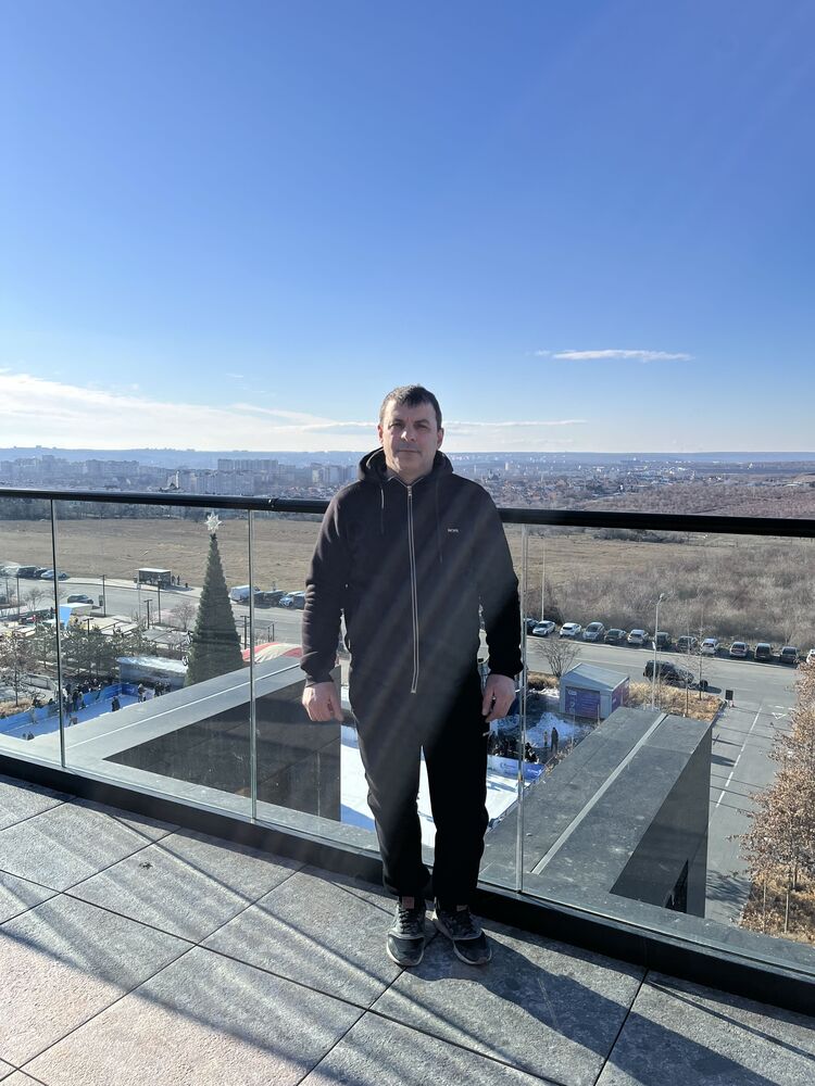  53048592  Roman, 51 ,    