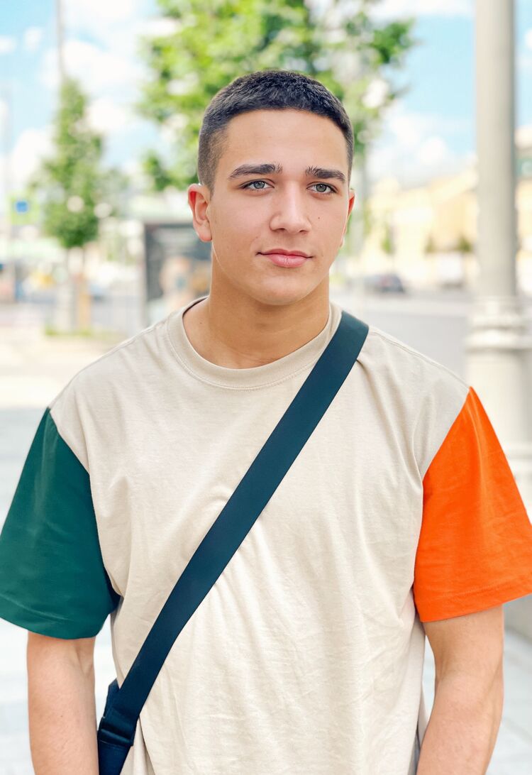  28018982  Vlad, 23 ,    
