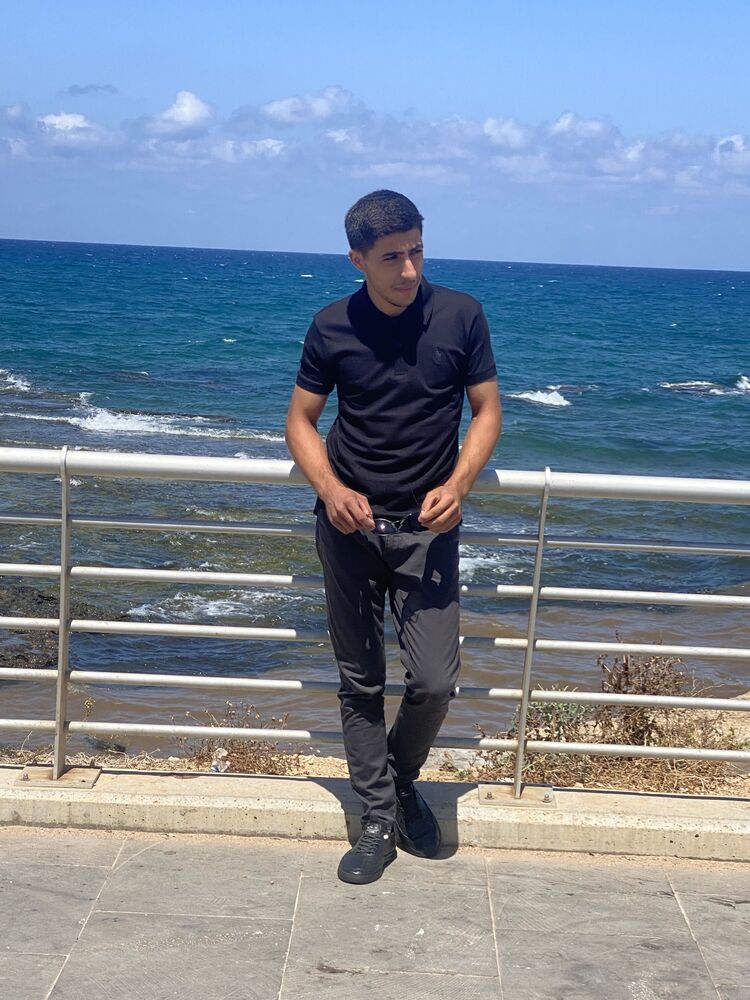 38095082  Karim, 22 ,    Beirut