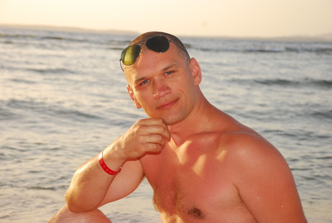  8240882  Sergey, 42 ,    