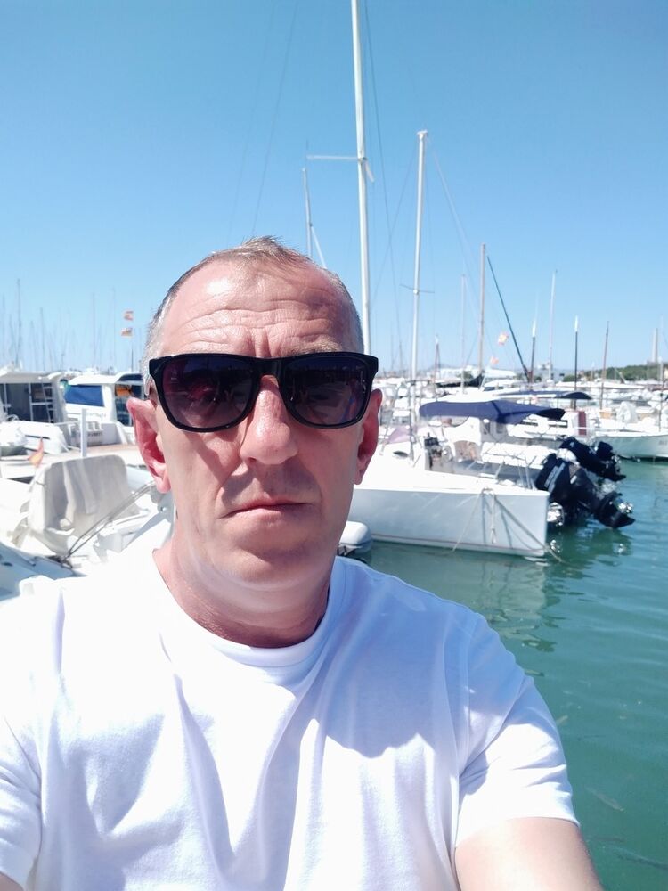  18408982  Michal, 54 ,    