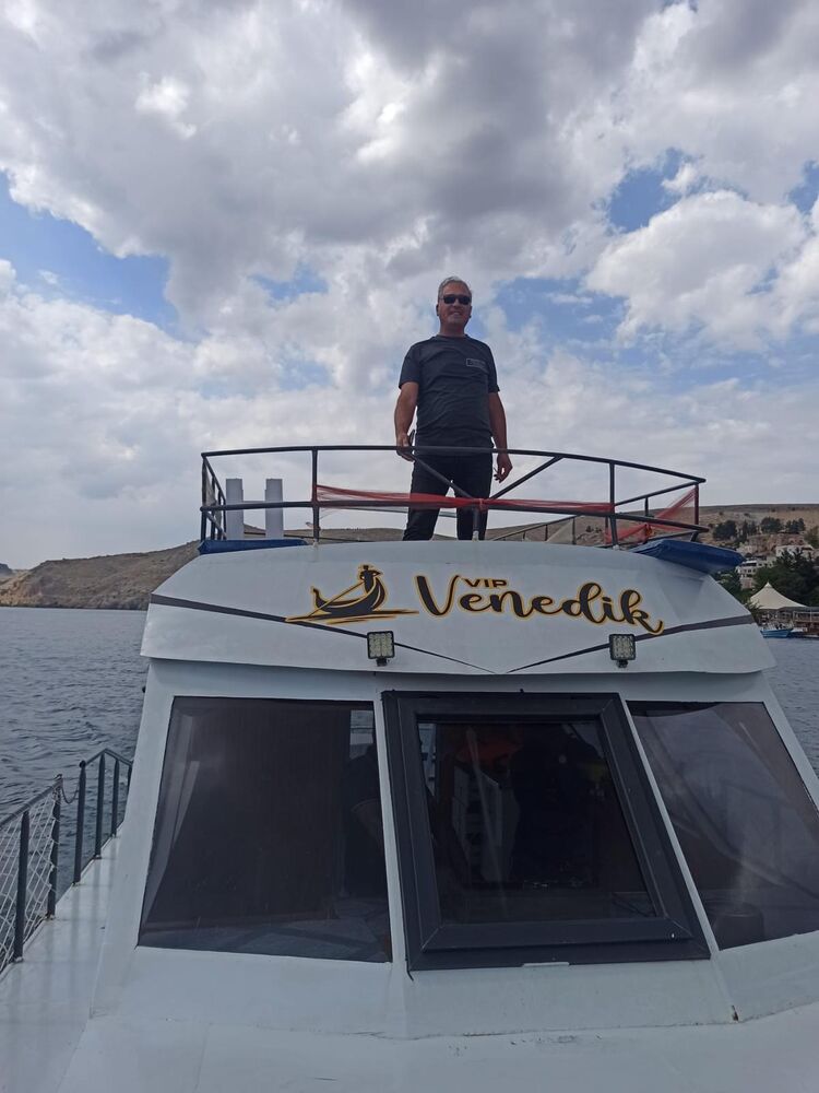  46352532  Ersin, 44 ,    