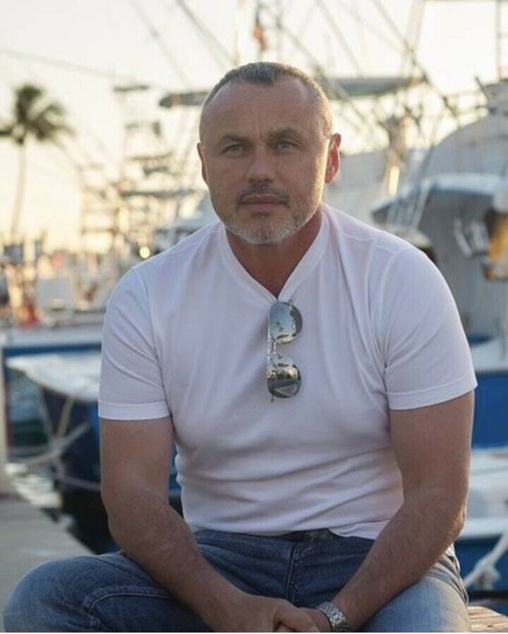  45803142  Denis, 61 ,    -