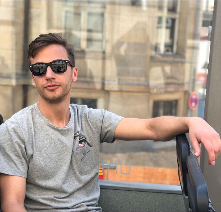  27645272  Hayk, 33 ,    